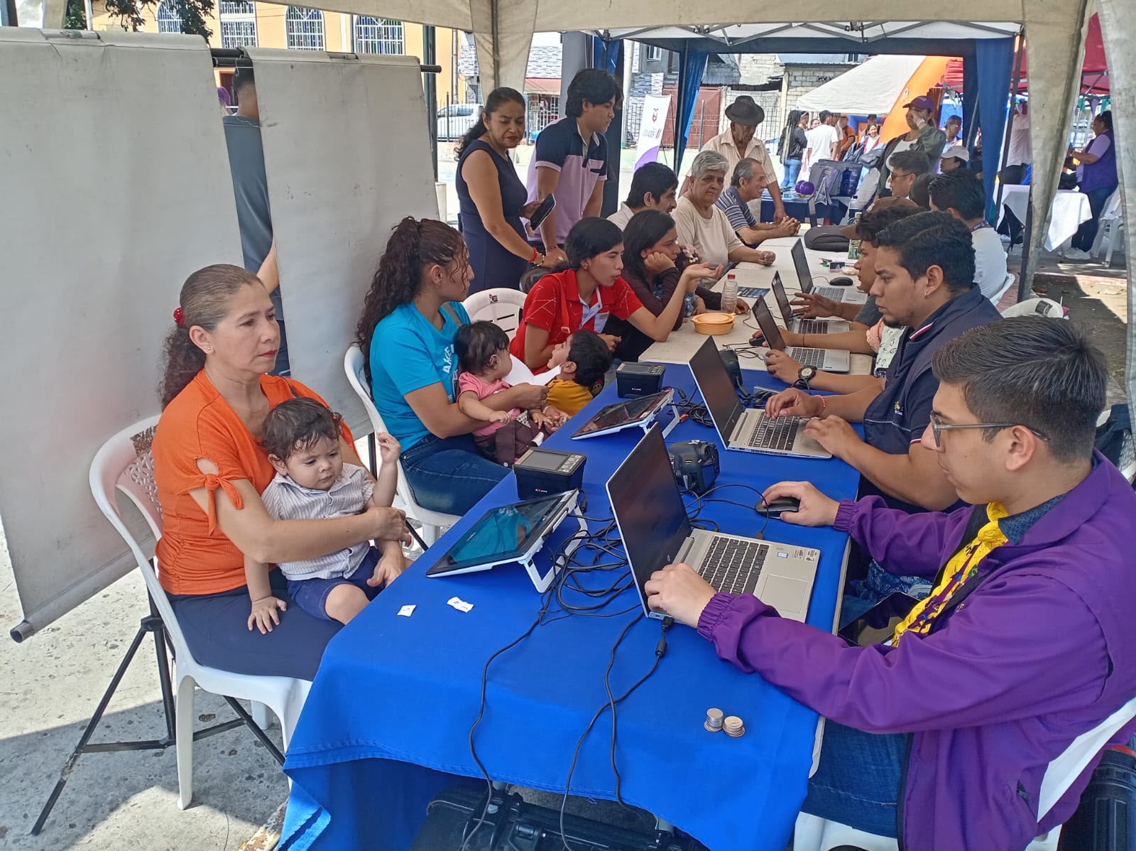 El Gobierno de Daniel Noboa llega donde más se necesita: más de 4 mil personas accedieron a la cedulación móvil durante este año.